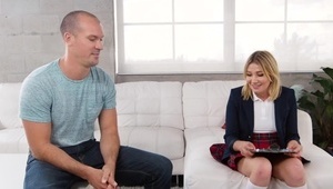 gorąca brunetka z przyklejonym dildo