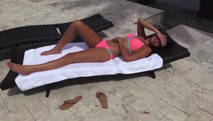 zabawia się jej nawilżonym ciałkiem