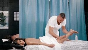 atrakcyjna matka rżnie się z napalonym chłopakiem który dusi ją za szyję a potem spuszcza się na jej twarz