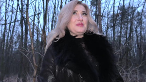 zgrabna bogini z seks zabawką w cipce