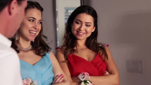 młoda para dymanie w sypialni