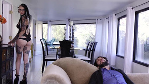 młode panienki delikatnie się bawią na wyrku