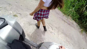 facet z długim sprzętem rżnie ją na stojaka