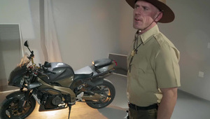 grzeje ją swoim wackiem w buzie