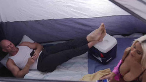 skupił się tylko na jej naturalnych piersiach