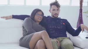 naga laska bawi się na śniegu