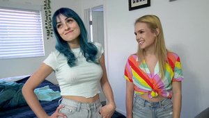 rucha fajną kocicę i ściska jej sutki