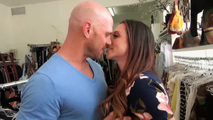 mamuśka pokazuje mistrzowskie umiejętności w obrabianiu pałki