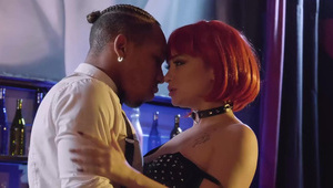 czarnowłosa sunia wypina się na pieska