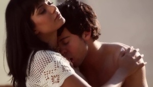 młoda czeska jest zapinana na pieska