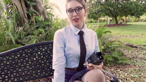 na leżaku przed basenem