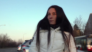 blondyna pokazuje cycki