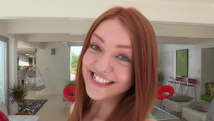 liże ją po jędrnych cycach i włochatej cipie