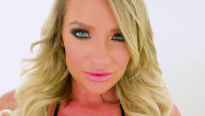 laska z kolczykami w sutkach jest lizana po cipce