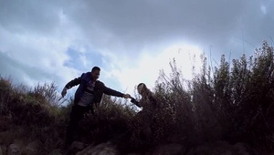 seksik z babcią na kanapie