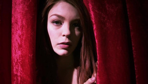 blondi w staniczku daje sobie z palca