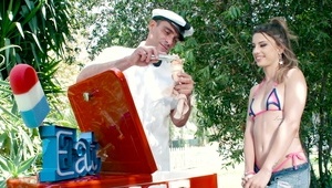 ciągnie ją za włosy podczas obciągania