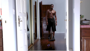 laseczka liże swoje stopy