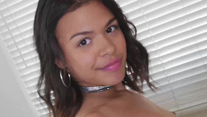 młoda wylizuje swoje soczki z wibratora