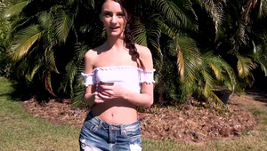 super studentka pieści się po piersiach