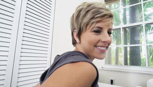 mama klęczy przed facetem i ssie kutasa