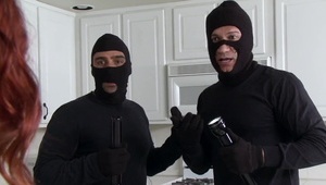 podwójny fisting na sofie