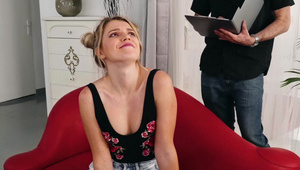 laska z wytryskiem na cycach