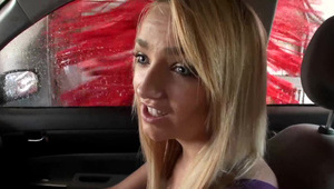 dojrzała blondyneczka dostaje w ogoloną cipkę