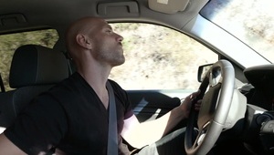 starsza kobieta zaczęła się dobierać