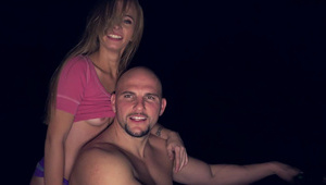 macają jej ładne cycki i czochrają jej bobra