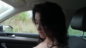 dwie zgrabne ślicznotki z murzynami w czworokącie