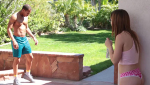 młoda laska obrabia dwa fiuty