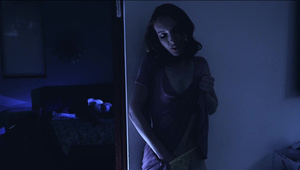 przystojniak lubi jej mały biust