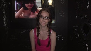 opalona brunetka uwielbia seks w trójkącie