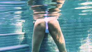 blondynka z naturalnymi cyckami dobiera się do dziury z kutasami