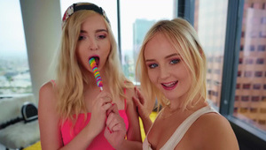 wsadził jej głęboko w pupę