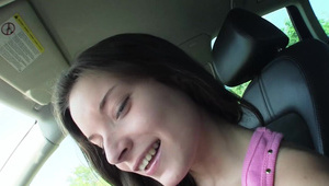 blada brunetka jest dymana przy biurku