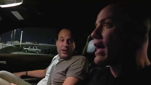 z mamcia i jej córą na różowej kanapie