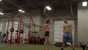 wypięła nagą pupę na swoim balkonie