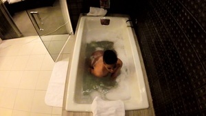 murzyn masuje ją po sutach