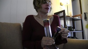 azjatka w bieli ma włochatą niunię