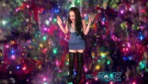 fajna amatorka liże dildo w aucie