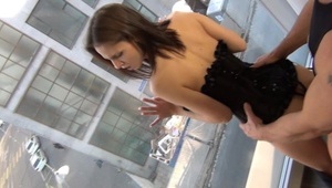 laska w leginsach bosko porusza swą dupeczka