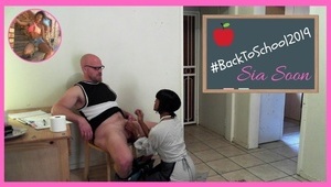 porno w gumie ze słodką brunetką