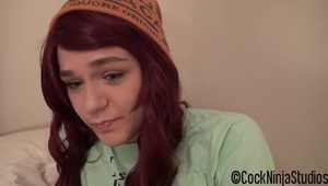 mamusia bawi się z rudą kotką