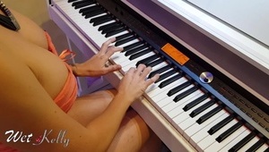 puka kuszącą suczkę na wielkim łożu