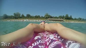 czarnowłosa kocica ma krągłe ciałko