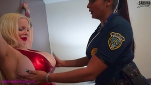 ubrała się w seksowną bieliznę i zaczęła jeździć palcem po swojej pipce