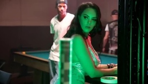 młoda masturbuje się różową zabaweczką