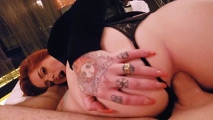 wkładanie rzeczy do tyłka